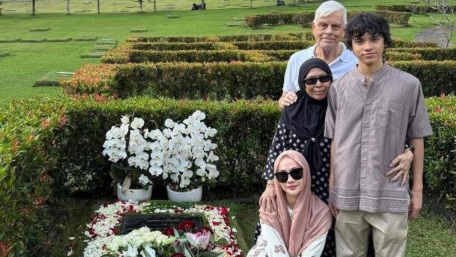 Berita Viral Selebriti dari InsertLive : Komentar Tiko Aryawardhana Lihat BCL Ziarah ke Makam Ashraf Bareng Eks Mertua