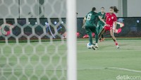 Indonesia mencoba bereaksi namun belum membuahkan hasil hingga babak pertama usai.