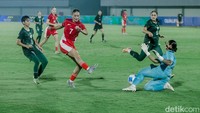 Meski dominan dan terus mengurung Pakistan, Indonesia kesulitan mencetak gol. Rapatnya pertahanan Pakistan menyulitkan para pemain Garuda Pertiwi. Hingga laga usai, tidak ada tambahan gol yang tercipta. Indonesia harus menelan kekalahan 0-2 di laga kedua Grup D Kualifikasi Piala Asia Putri 2026.