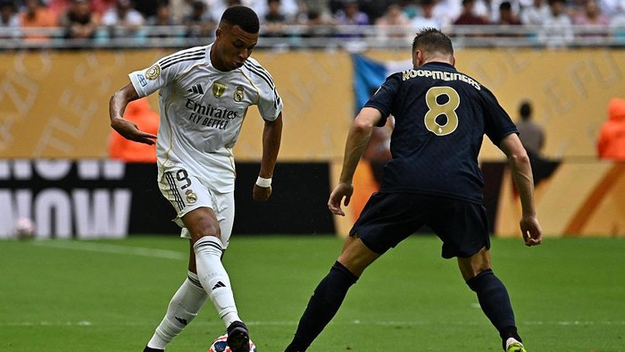 Kylian Mbappe MIAMI GARDENS, FLORIDA - JULY 1: Mbappe Kylian of Real Madrid controls the ball during the FIFA Club World Cup 2025 round of 16 match between Real Madrid CF and Juventus Turin at Hard Rock Stadium on July 1, 2025 in Miami Gardens, Florida. (Photo by Luciano Bisbal/Getty Images)