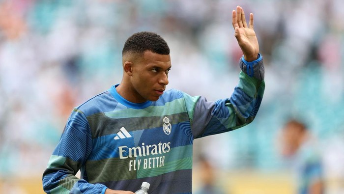 Kylian Mbappe Soccer Football - FIFA Club World Cup - Round of 16 - Real Madrid v Juventus - Hard Rock Stadium, Miami Gardens, Florida, U.S. - July 1, 2025 Real Madrids Kylian Mbappe during the warm up before the match REUTERS/Hannah Mckay