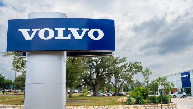 Logo Volvo dipajang di dealer Volvo Cars Hill Country pada 04 September 2024 di Austin, Texas. (Getty Images via AFP/BRANDON BELL) Logo Volvo dipajang di dealer Volvo Cars Hill Country pada 04 September 2024 di Austin, Texas. (Getty Images via AFP/BRANDON BELL)