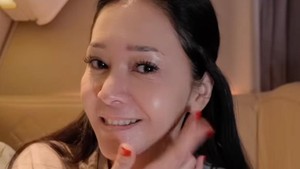 Potret Maia Pakai Skincare & Makeup di Pesawat, Wajah Awet Muda Bikin Salfok