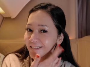 Potret Maia Pakai Skincare & Makeup di Pesawat, Wajah Awet Muda Bikin Salfok Potret Maia Pakai Skincare & Makeup di Pesawat, Wajah Awet Muda Bikin Salfok