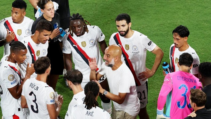 Manchester City Soccer Football - FIFA Club World Cup - Round of 16 - Manchester City v Al Hilal - Camping World Stadium, Orlando, Florida, U.S. - June 30, 2025 Manchester City manager Pep Guardiola talks to his players before the start of extra time REUTERS/Hannah Mckay