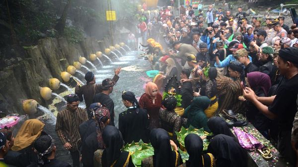 Melestarikan Tradisi Lereng Slamet, Warga Guci Gelar Ruwat Bumi