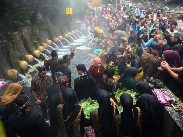Melestarikan Tradisi Lereng Slamet, Warga Guci Gelar Ruwat Bumi
