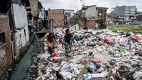 Minim Kesadaran, Sampah Menumpuk dan Ancam Warga di Jakarta Barat