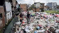 Minim Kesadaran, Sampah Menumpuk dan Ancam Warga di Jakarta Barat