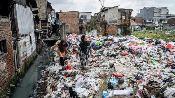 Minim Kesadaran, Sampah Menumpuk dan Ancam Warga di Jakarta Barat