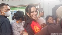 Tampilan Nikita Mirzani Selalu On Point di Persidangan