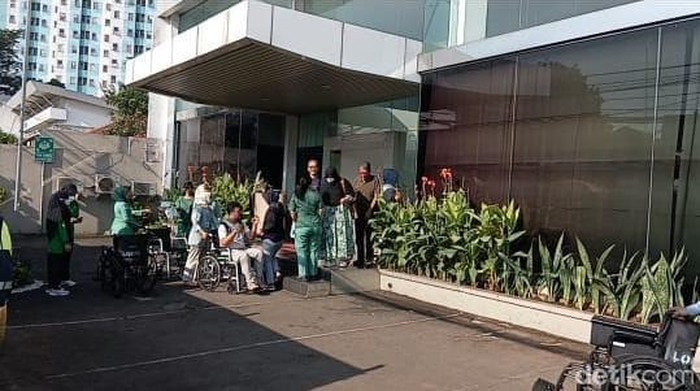 Pasien RS Hermina Jatinegara Sudah Kembali ke Dalam Gedung Usai Kebakaran Pagi Tadi Situasi RS Hermina Jatinegara, Jakarta Timur, setelah kebakaran padam, Rabu (2/7/2025) pagi. (Kurniawan/detikcom)