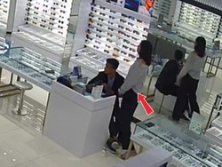 Terekam CCTV, Pasutri Berpakaian Necis Curi Kacamata Puluhan Juta