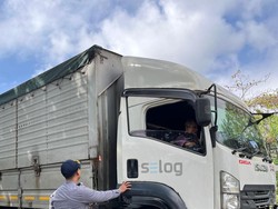 Dishub Tertibkan Truk-truk Parkir Sembarangan di Titi Banda Denpasar