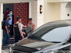Geledah Rumah Kepala Dinas PUPR Sumut Nonaktif 7 Jam, KPK Bawa 3 Koper Geledah Rumah Kepala Dinas PUPR Sumut Nonaktif 7 Jam, KPK Bawa 3 Koper