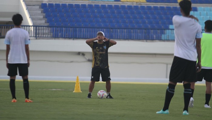 Pelatih Persela Aji Santoso di saat memimpin latihan di Stadion Surajaya Lamongan