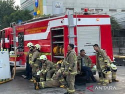 Api Padam, Damkar Masih Hilangkan Asap di RS Hermina Jatinegara
