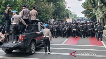 Blokade Jalan, Demo Ratusan Sopir Truk di Sekitar Kemenhub Dibubarkan