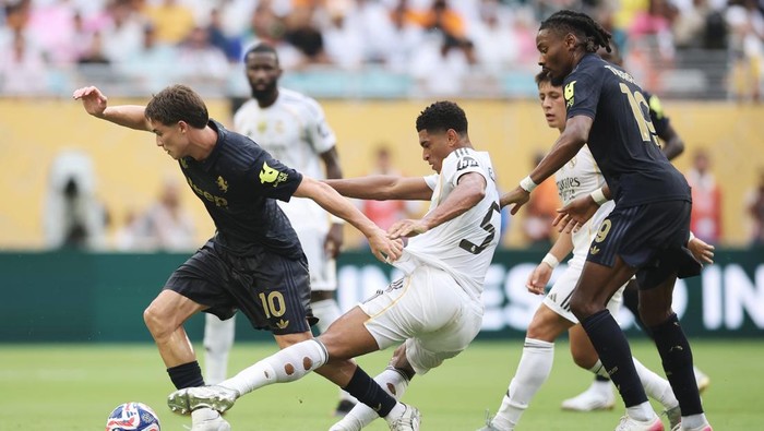 MIAMI GARDENS, FLORIDA - JULY 01: Kenan Yildiz #10 of Juventus FC is tackled by Jude Bellingham #5 of Real Madrid C.F.  during the FIFA Club World Cup 2025 round of 16 match between Real Madrid CF and Juventus FC at Hard Rock Stadium on July 01, 2025 in Miami Gardens, Florida. (Photo by Hector Vivas - FIFA/FIFA via Getty Images)