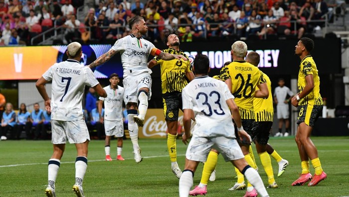 Piala Dunia Antarklub 2025 ATLANTA, USA - JULY 1: Players compete during the FIFA Club World Cup 2025 round of 16 match between Borussia Dortmund - CF Monterrey at Mercedes-Benz Stadium in Atlanta, Georgia, United States on July 1, 2025. (Photo by Peter Zay/Anadolu via Getty Images)