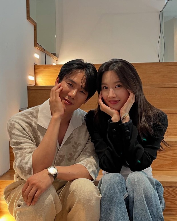 Potret Yoo Yeon Seok dan Moon Ga Young