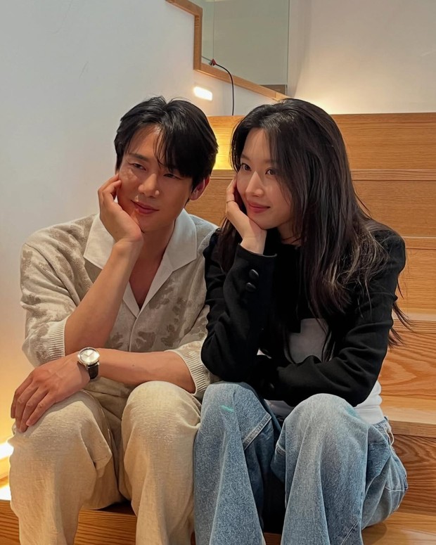 Potret Yoo Yeon Seok dan Moon Ga Young