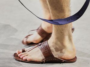 Banjir Kritik, Prada Akhirnya Akui Sendal di Catwalk Terinspirasi India Banjir Kritik, Prada Akhirnya Akui Sendal di Catwalk Terinspirasi India