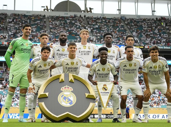 MIAMI GARDENS, FLORIDA - JULY 1: Real Madrid line up during the FIFA Club World Cup 2025 round of 16 match between Real Madrid CF and Juventus Turin at Hard Rock Stadium on July 1, 2025 in Miami Gardens, United States. (Photo by Jose Hernandez/Anadolu via Getty Images)