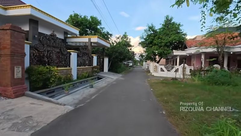 Deretan rumah mewah di desa Sidokaton milik bos warteg.