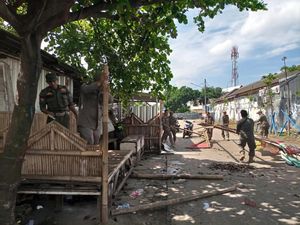 Satpol PP Bongkar Lapak PKL hingga Posko Ojol di Depok