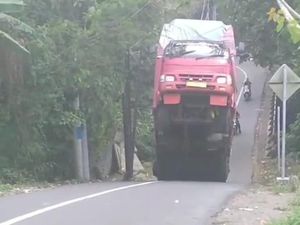 Truk Gagal Nanjak hingga Terangkat, Jalur Tabanan-Badung Dialihkan Truk Gagal Nanjak hingga Terangkat, Jalur Tabanan-Badung Dialihkan