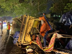 Truk di Cianjur Tabrak 1 Mobil, 2 Motor, dan 3 Kios