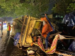 Truk di Cianjur Tabrak 1 Mobil, 2 Motor, dan 3 Kios Truk di Cianjur Tabrak 1 Mobil, 2 Motor, dan 3 Kios