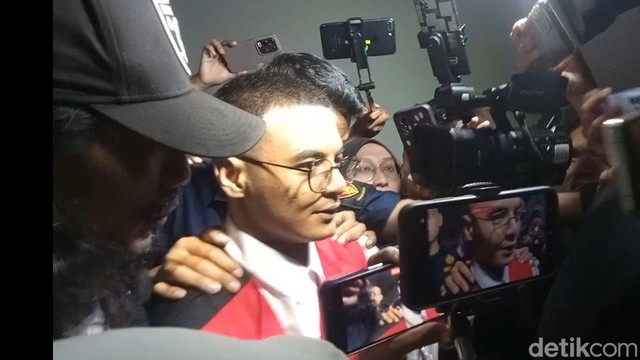 Update Informasi Selebriti InsertLive : Ditahan atas Kasus Dugaan Tindak Asusia, Vadel Badjideh Fokus Intropeksi Diri