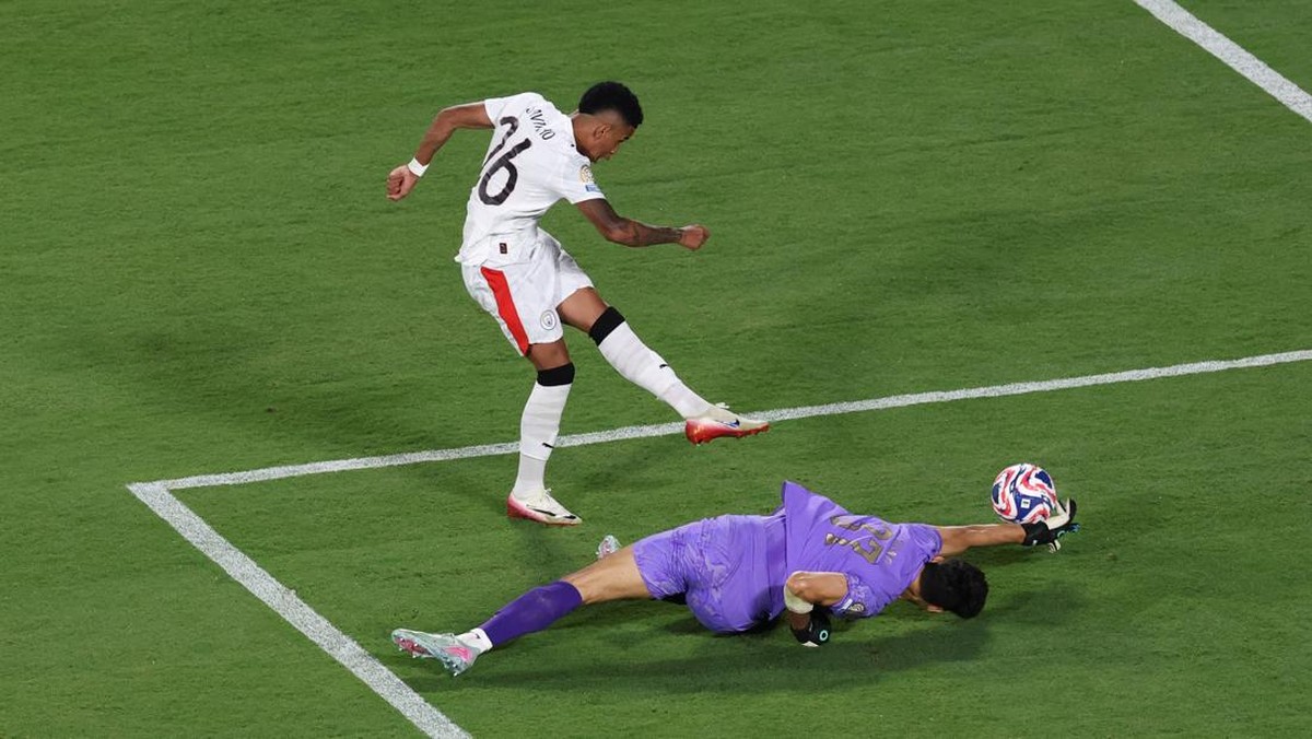 Yassine Bounou bikin saves di luar nalar, menggagalkan peluang Savio. (Foto: REUTERS/Hannah McKay)
