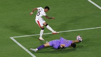 Yassine Bounou, kiper Al Hilal, tampil heorik saat melawan Man City. Penjaga gawang asal Maroko itu bikin 10 saves, salah satunya membuat aksi penyelamatan gila menggagalkan peluang emas Savinho. (Foto: REUTERS/Hannah McKay)