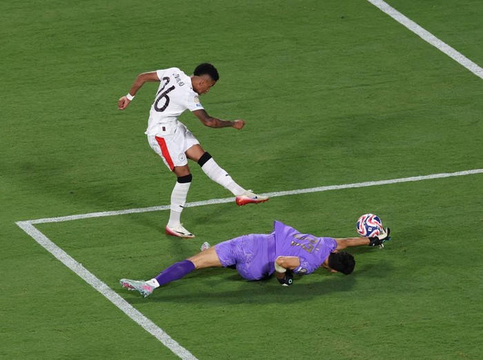 Soccer Football - FIFA Club World Cup - Round of 16 - Manchester City v Al Hilal - Camping World Stadium, Orlando, Florida, U.S. - June 30, 2025 Manchester City's Savinho in action with Al Hilal's Yassine Bounou REUTERS/Hannah Mckay
