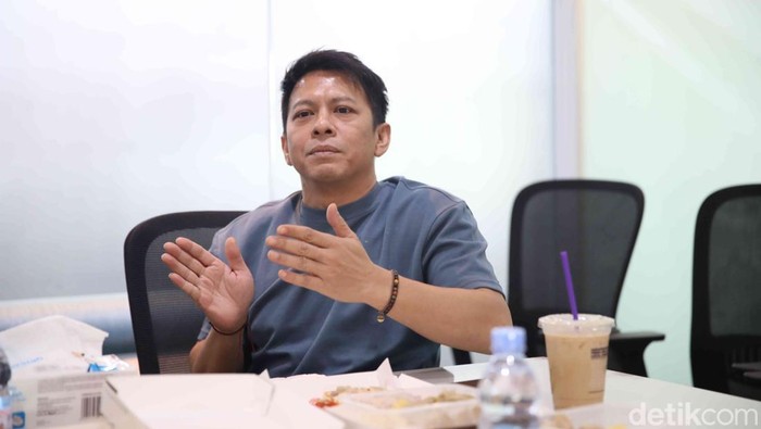 Ariel Noah dan Armand Maulana ke kantor detikcom Jakarta, Kamis (3/7/2024).
