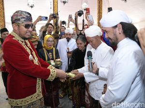 Warga Desa Aeng Tong Tong Kembalikan Pusaka ke Keraton Sumenep Warga Desa Aeng Tong Tong Kembalikan Pusaka ke Keraton Sumenep