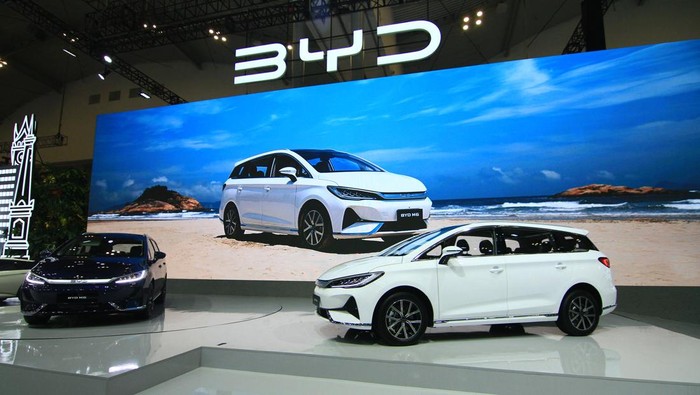 BYD M6