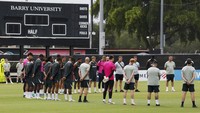 Para pemain Chelsea mengheningkan cipta dalam sesi latihan di Miami, Florida, Amerika Serikat, Kamis (3/7/2025) waktu setempat. (Foto: REUTERS/Marco Bello)