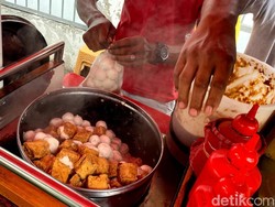 Mencicipi Nikmat dan Kenyalnya Cilok Mang Ono yang Viral di Bandung