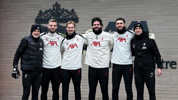 KIRKBY, ENGLAND - FEBRUARY 11: (THE SUN OUT, THE SUN ON SUNDAY OUT) Claudio Taffarel, Vitezslav Jaros, Caoimhin Kelleher, Alisson Becker, Harvey Davies and Fabian Otte of Liverpool during a training session at AXA Training Centre on February 11, 2025 in Kirkby, England.  (Photo by Nick Taylor/Liverpool FC/Liverpool FC via Getty Images)
