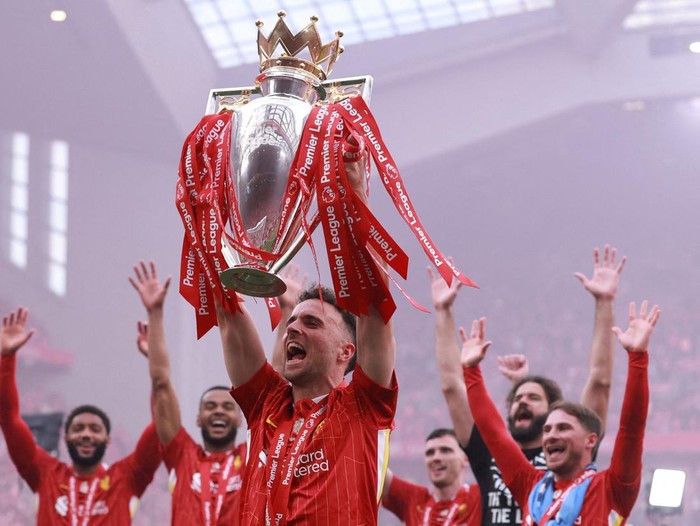 FILE PHOTO: Soccer Football - Premier League - Liverpool v Crystal Palace - Anfield, Liverpool, Britain - May 25, 2025 Liverpool's Diogo Jota celebrates with the trophy after winning the Premier League REUTERS/Phil Noble/File Photo  EDITORIAL USE ONLY. NO USE WITH UNAUTHORIZED AUDIO, VIDEO, DATA, FIXTURE LISTS, CLUB/LEAGUE LOGOS OR 'LIVE' SERVICES. ONLINE IN-MATCH USE LIMITED TO 120 IMAGES, NO VIDEO EMULATION. NO USE IN BETTING, GAMES OR SINGLE CLUB/LEAGUE/PLAYER PUBLICATIONS. PLEASE CONTACT YOUR ACCOUNT REPRESENTATIVE FOR FURTHER DETAILS.