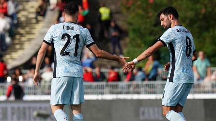 OEIRAS, PORTUGAL - JUNE 8:  Diogo Jota of Portugal celebrates with teammate Bruno Fernandes of Portugal after scoring a goal during the International Friendly match between Portugal and Croatia at Estadio Nacional on June 8, 2024 in Oeiras, Portugal.  (Photo by Gualter Fatia/Getty Images)