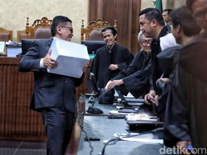 Video: Hasto Keberatan saat Angkat Berkas Tuntutan Setebal 1.300 Lembar Video: Hasto Keberatan saat Angkat Berkas Tuntutan Setebal 1.300 Lembar