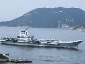 Dua Kapal Perang China Bersandar ke Hong Kong Dua Kapal Perang China Bersandar ke Hong Kong