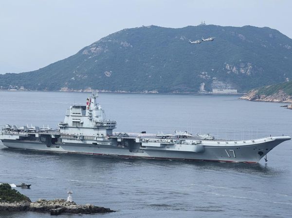 Dua Kapal Perang China Bersandar ke Hong Kong