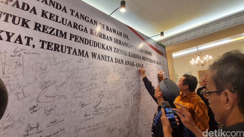 Dubes Iran Mohammad Boroujerdi menggelar open house penandatanganan petisi untuk solidaritas korban serangan Israel.