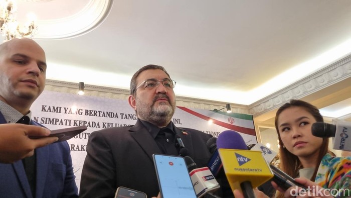 Dubes Iran Mohammad Boroujerdi menggelar open house penandatanganan petisi untuk solidaritas korban serangan Israel.
